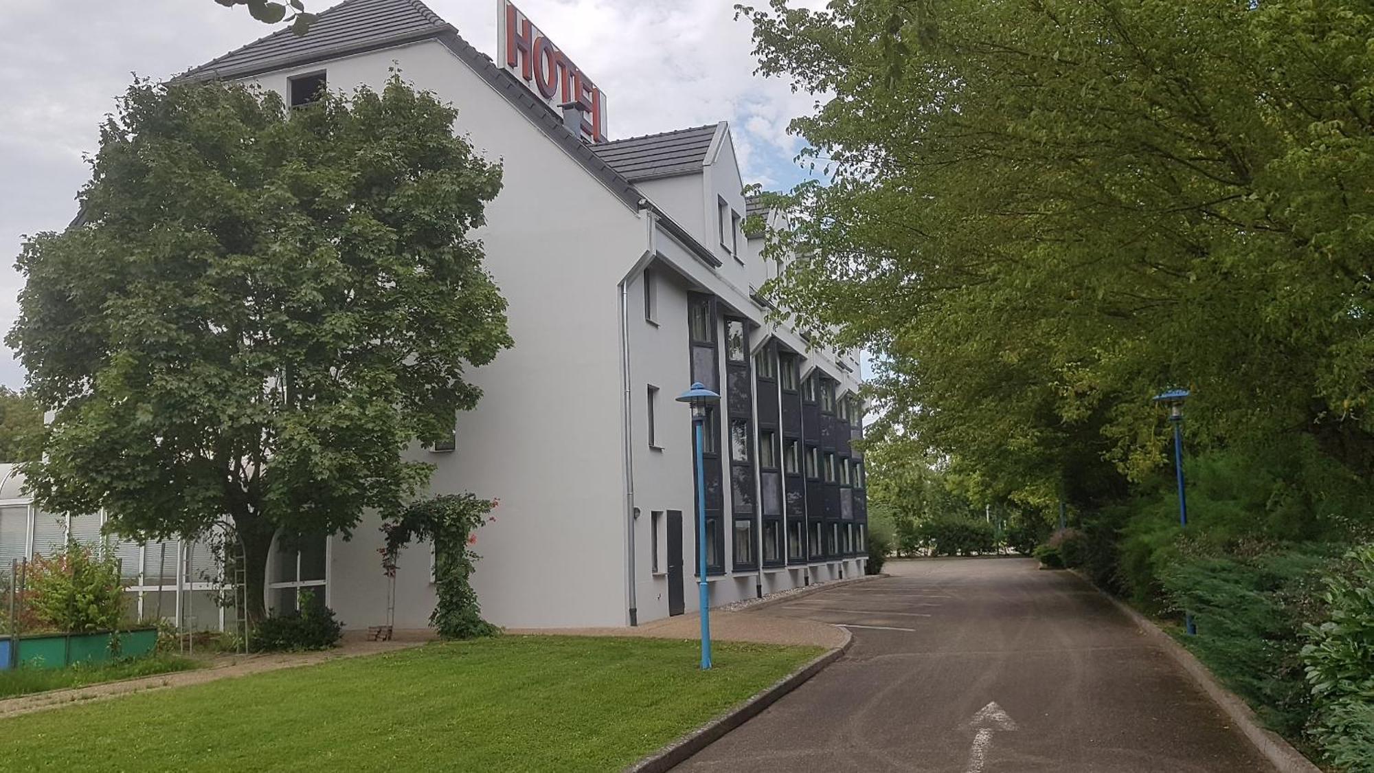 Hotel Restaurant La Tour Romaine - Haguenau - Strasbourg Nord Schweighouse-sur-Moder Eksteriør billede