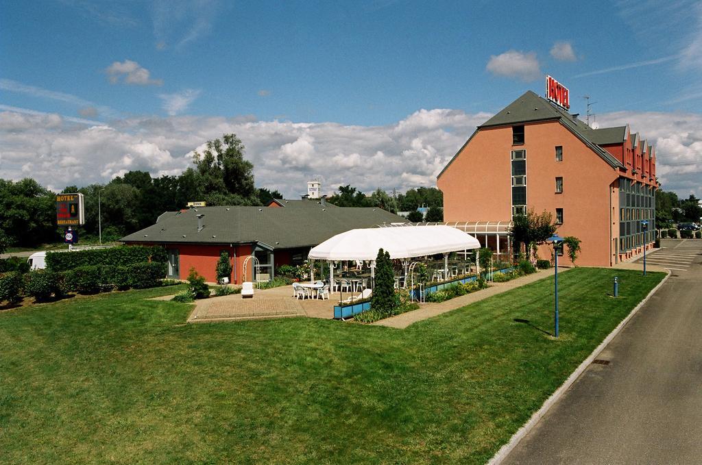 Hotel Restaurant La Tour Romaine - Haguenau - Strasbourg Nord Schweighouse-sur-Moder Eksteriør billede