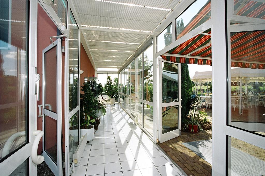 Hotel Restaurant La Tour Romaine - Haguenau - Strasbourg Nord Schweighouse-sur-Moder Eksteriør billede