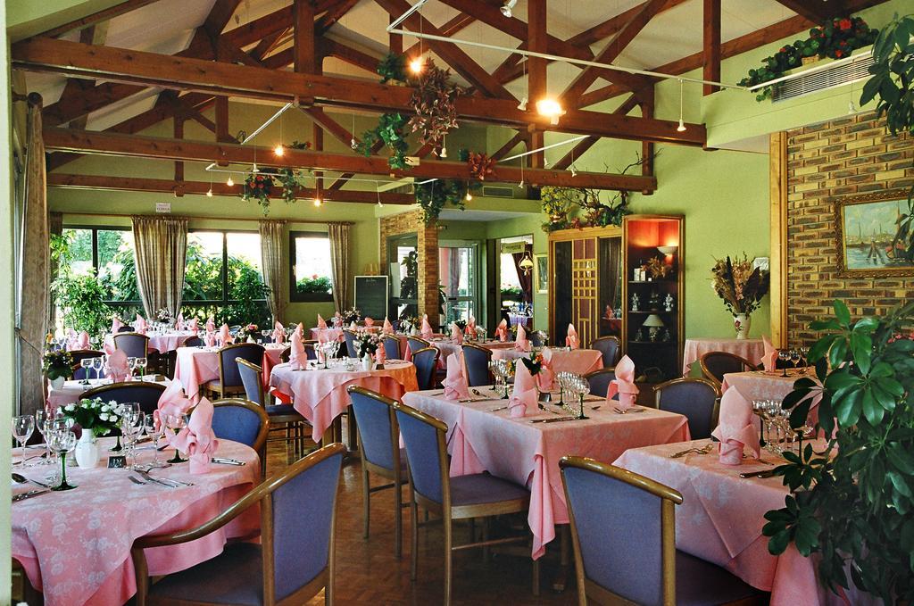 Hotel Restaurant La Tour Romaine - Haguenau - Strasbourg Nord Schweighouse-sur-Moder Eksteriør billede