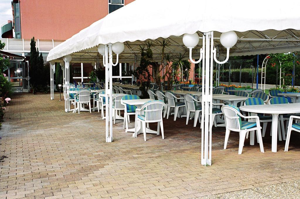 Hotel Restaurant La Tour Romaine - Haguenau - Strasbourg Nord Schweighouse-sur-Moder Eksteriør billede