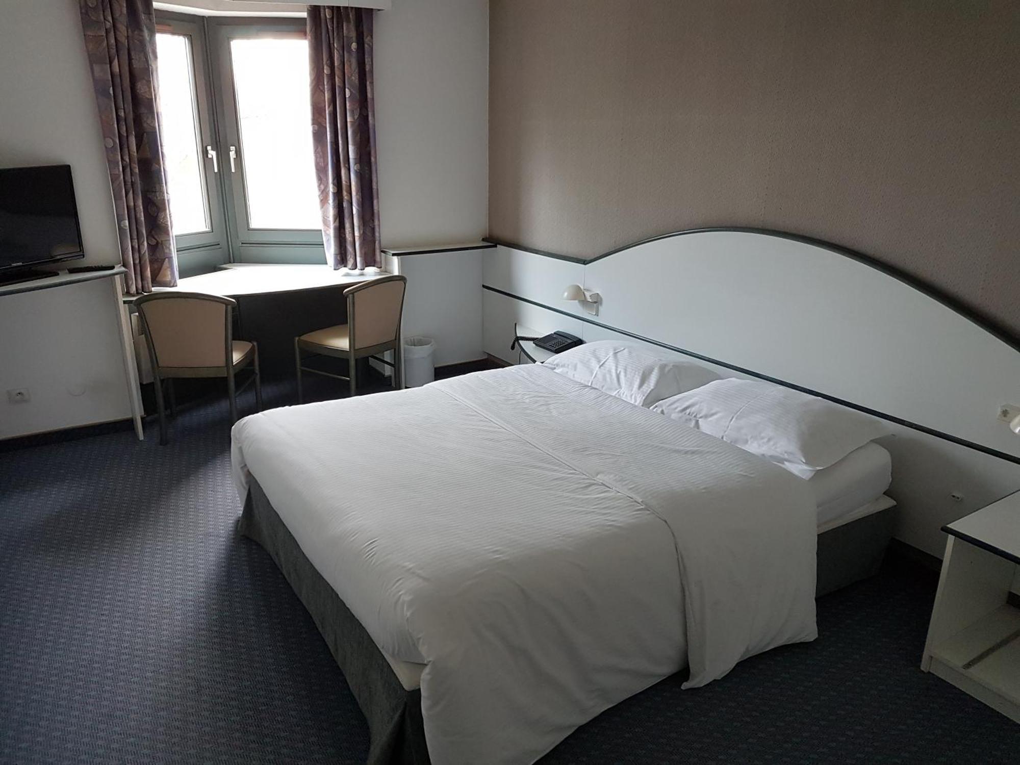 Hotel Restaurant La Tour Romaine - Haguenau - Strasbourg Nord Schweighouse-sur-Moder Eksteriør billede